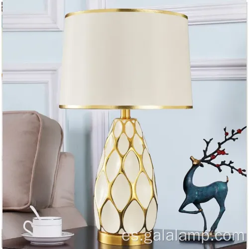 Elegante lámpara de mesa de cerámica para acogedora iluminación de dormitorio